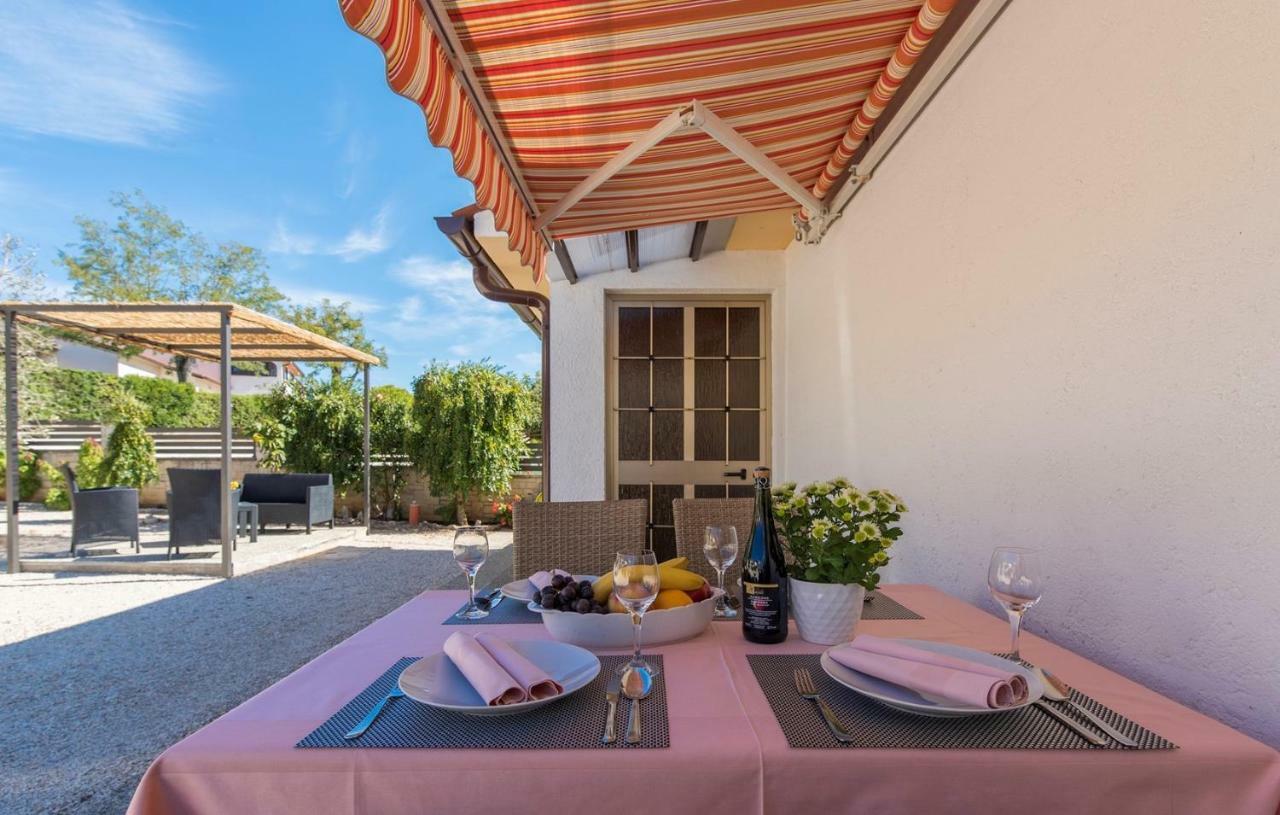 Cottage Nilda I Musalez Exterior photo
